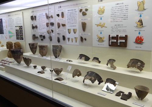 展示されている栃原岩陰遺跡出土の土器を右から見た画像