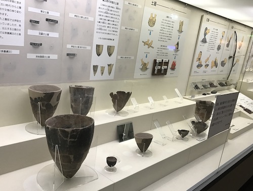 栃原岩陰遺跡の土器の展示の様子